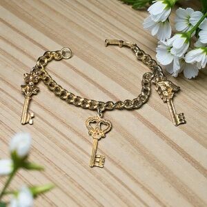 Vintage from the 70’s Gold Tone Key Charm Bracelet